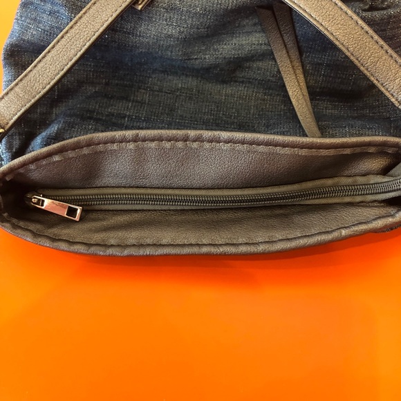 Fun little bling cross body purse. - Picture 3 of 4